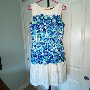 Tahari Arthur S. Levine Women's Shift Dress Blue White Floral Pleated Zip Back S